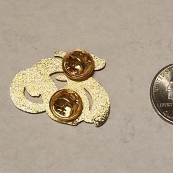 Sparkling Elegance: Pokémon Glitter Milotic Enamel Pin - Stunning Collectible - Picture 6 of 6